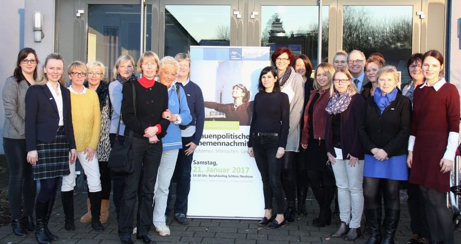 Aufstehen. Mitmischen. Gestalten.“ (Von links nach rechts): Ina Schmolke-Mersch, Melanie Finke, Hiltrud Kröger, Maria Junge, Andrea Schlichting, Astrid Freitag, Marlene Lubek, Rita Junker, Julia Korbik, Silke Kohaupt, Claudia Keiter, Silke Hink, Stefani Josephs, Manuela Fischer, Landrat Manfred Müller, Rita Köllner, Birgit Rebbe-Schulte, Eva-Maria Bambeck, Elisabeth Voigtländer diskutierten beim Frauenpolitischen Themennachmittag, wie es gelingen kann, stärker Frauen in die Gestaltung von Politik und Gesellschaft einzubinden  (Foto: Kreis Paderborn, Claudia Schäfer)
